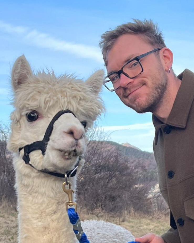 Alexandru, che fa Coachmint, in un selfie con un alpaca